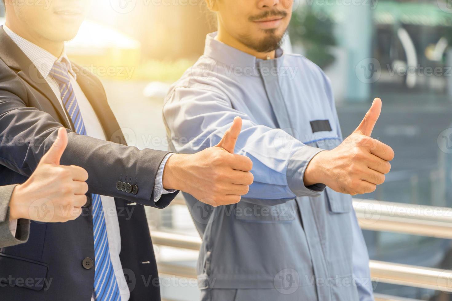 equipo dando pulgar hacia arriba como signo de éxito empresarial concepto de trabajo en equipo foto