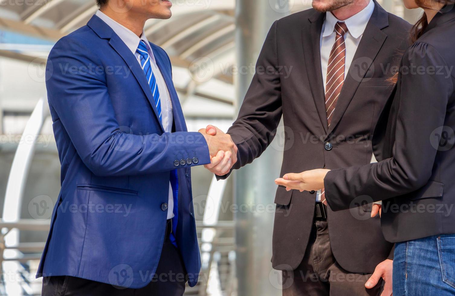 concepto de equipo de éxito y felicidad, apretón de manos de hombre de negocios que termina una reunión foto