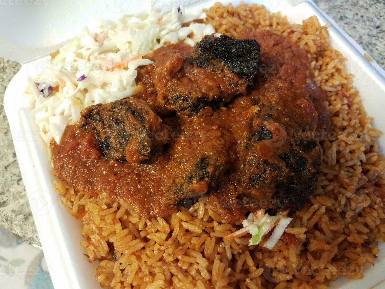 comida africana picante de cabra y arroz en un recipiente foto