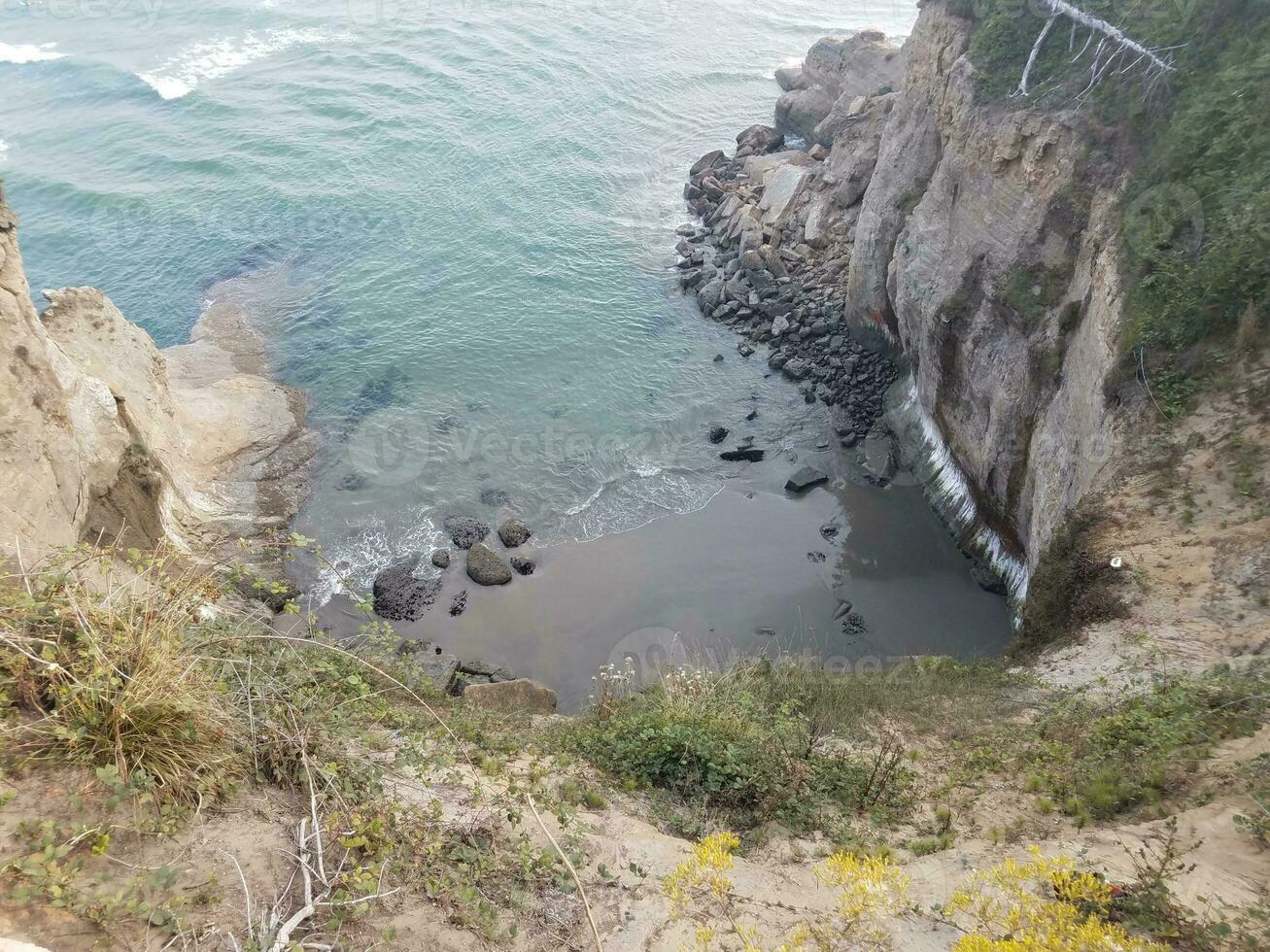 acantilado y agua del océano con olas y rocas en Newport, Oregon foto