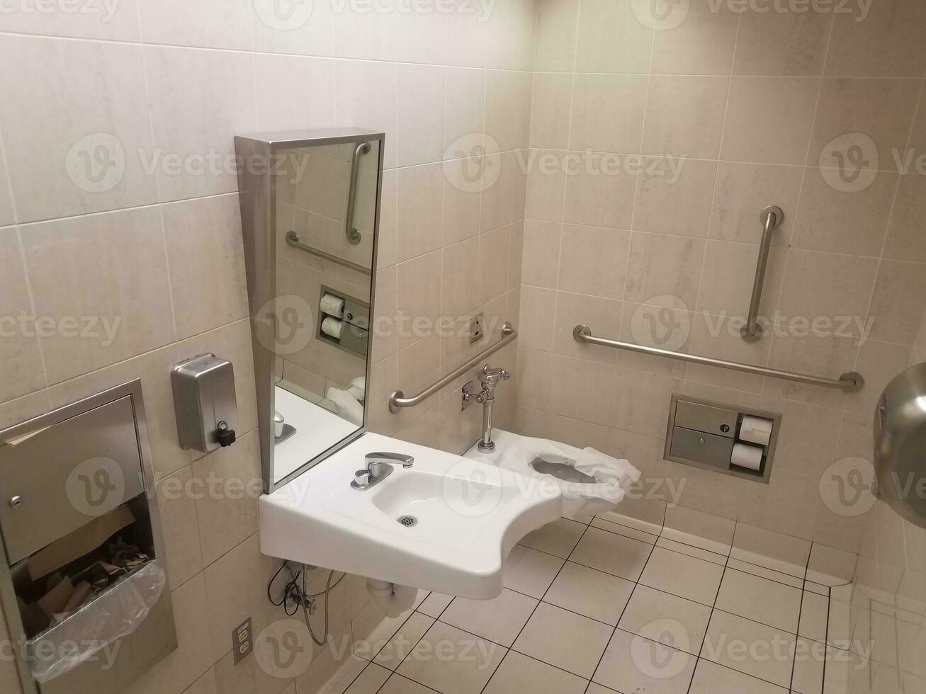 baño con barandillas de papel y metal y lavabo foto
