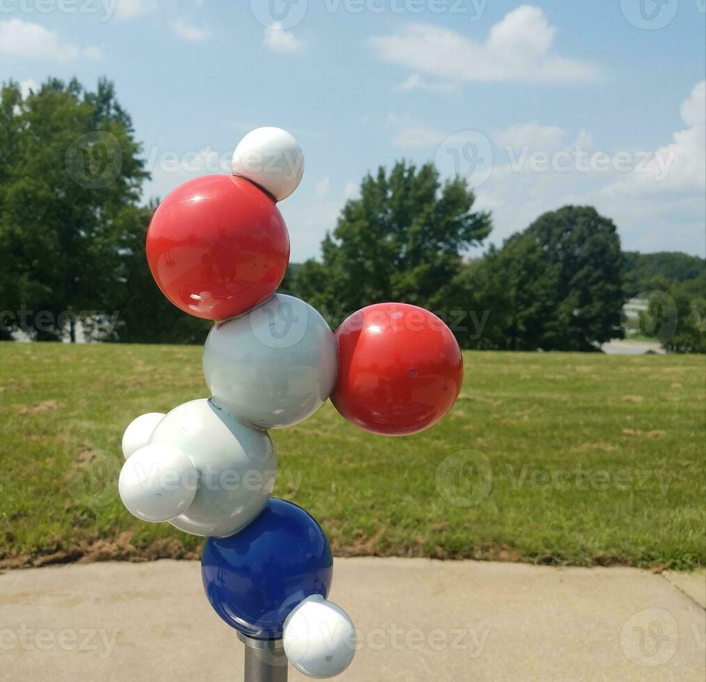 molécula roja, blanca y azul con hierba verde foto