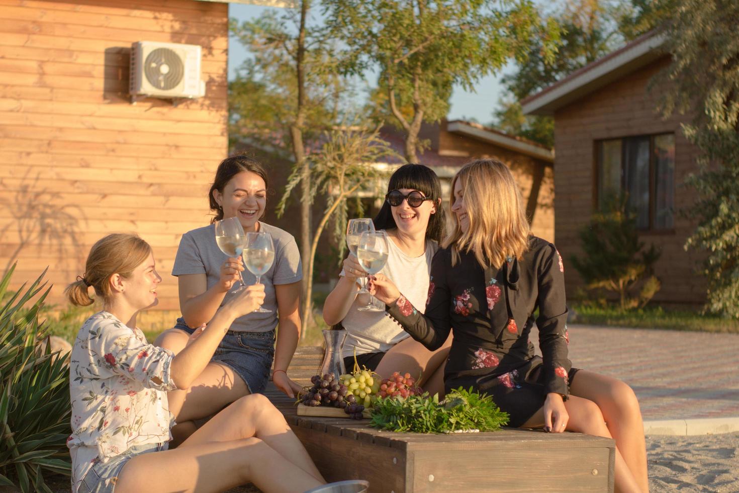 fiesta de verano de jóvenes hermosas mujeres con vino, balneario relajante en un día soleado foto