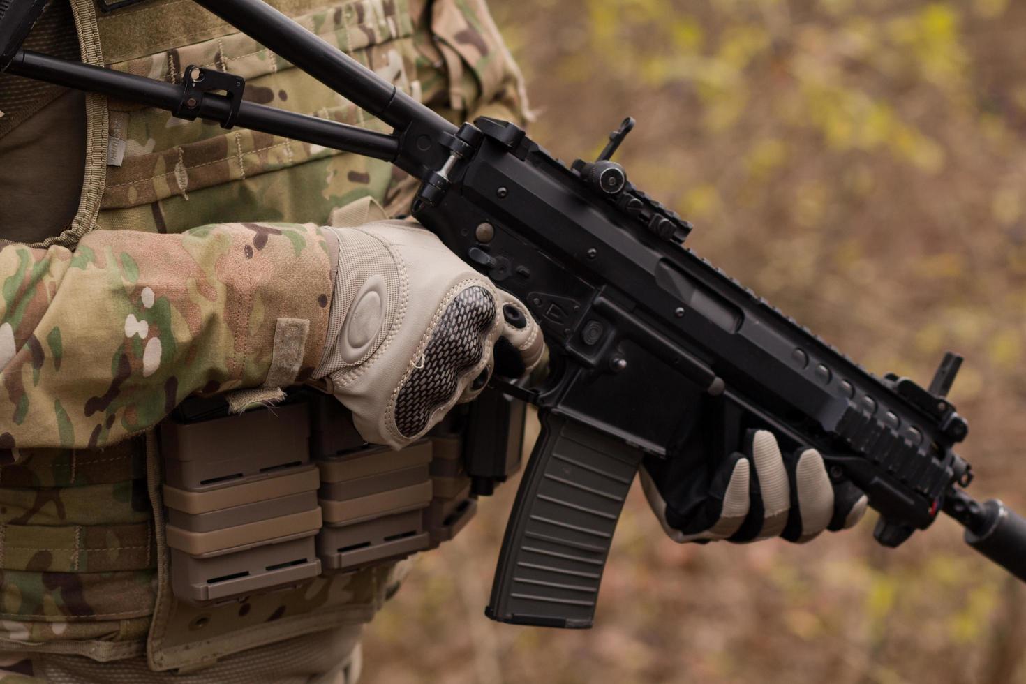 hombre de una empresa militar privada con rifle en el bosque foto