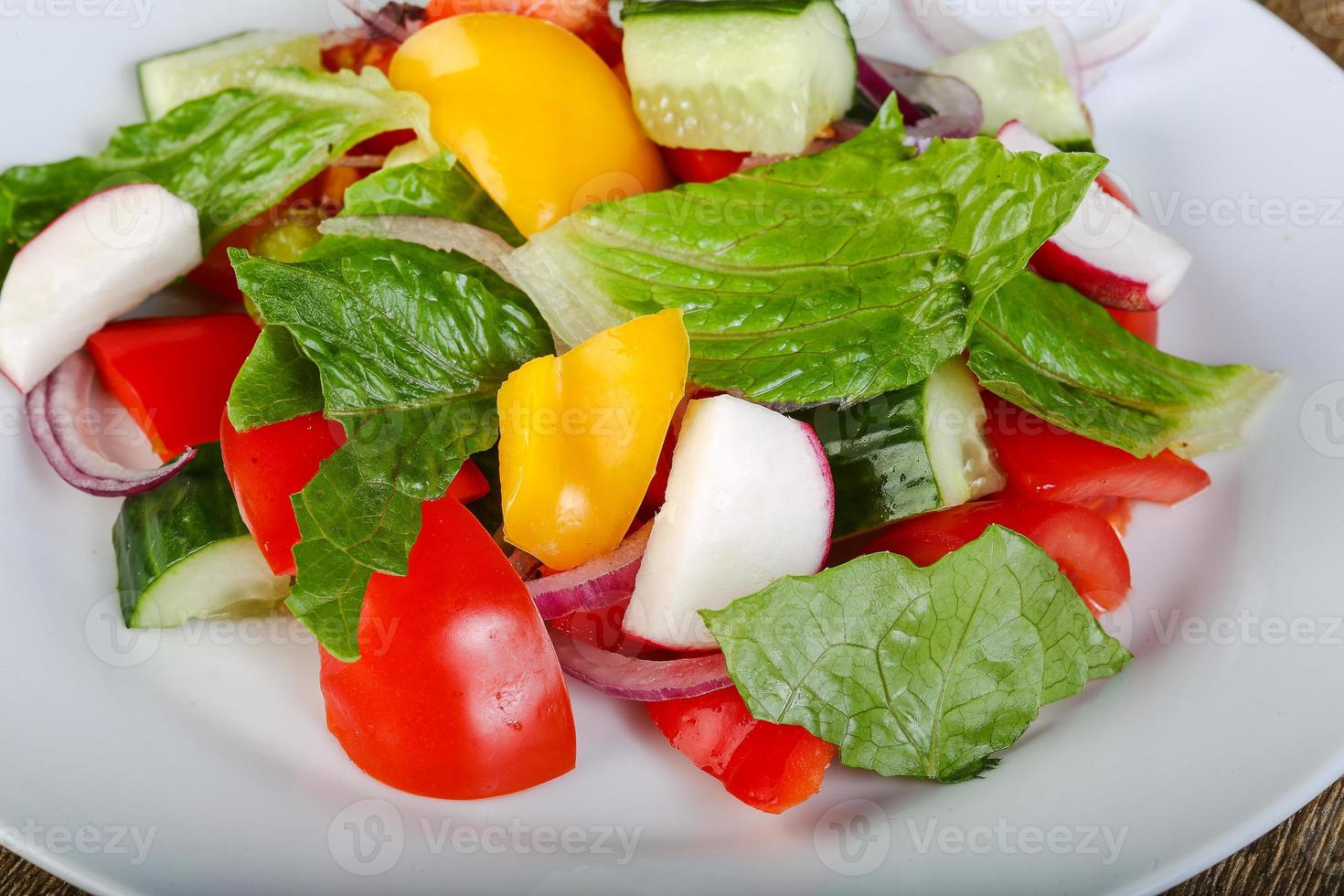 ensalada de verduras en un plato foto