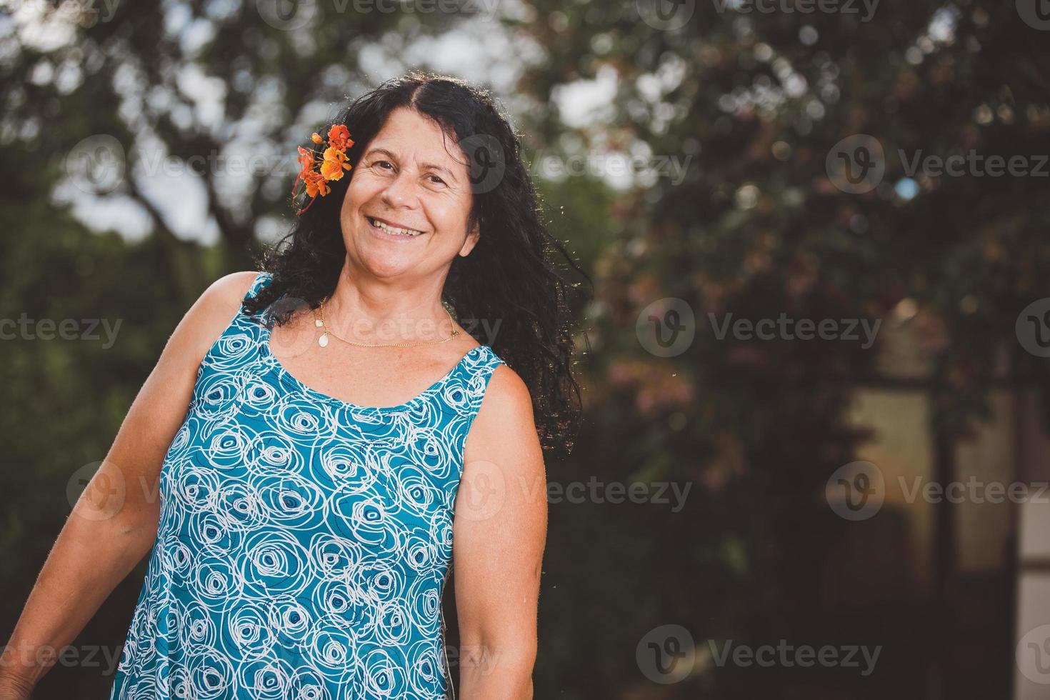 retrato de una bella y sonriente mediana edad. maduro. agricultora mayor. mujer en la granja en día de verano. actividad de jardinería. mujer brasileña. foto