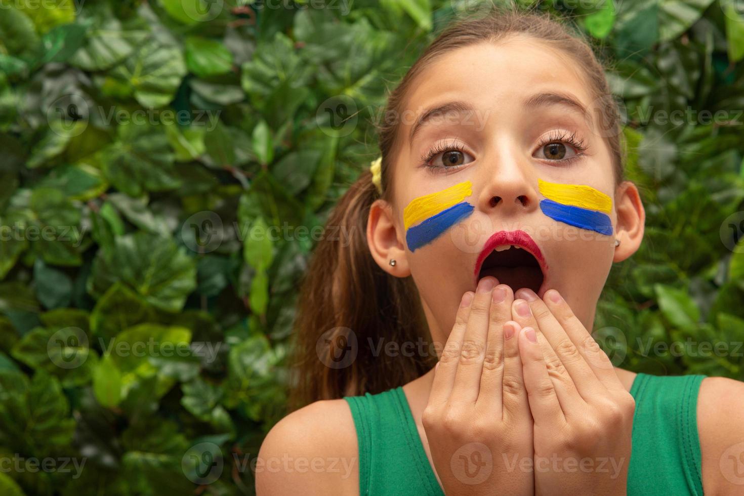 hincha de fútbol, equipo de brasil. Copa Mundial. hermosa niña animando a su equipo foto