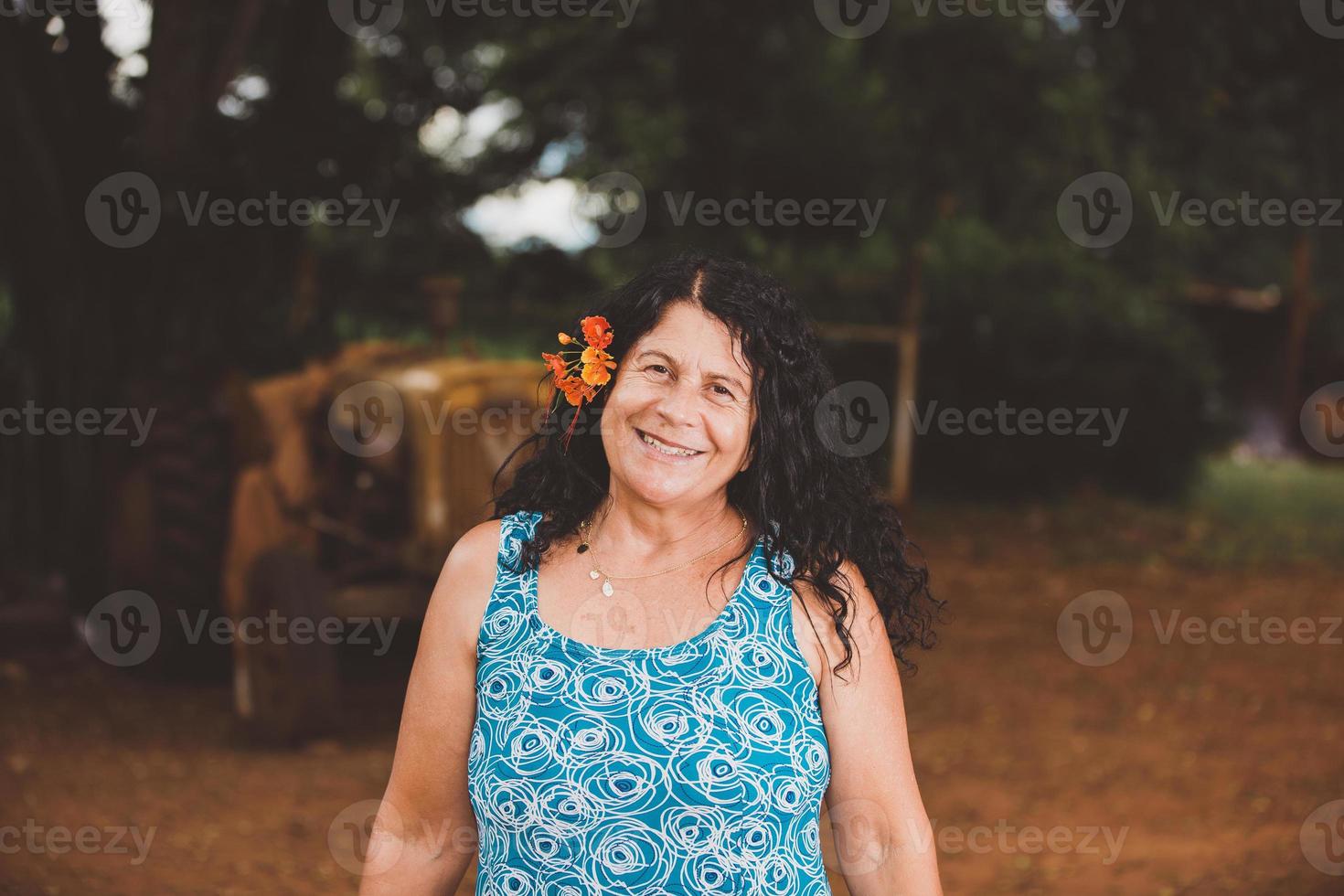 retrato de una bella y sonriente mediana edad. maduro. agricultora mayor. mujer en la granja en día de verano. actividad de jardinería. mujer brasileña. foto