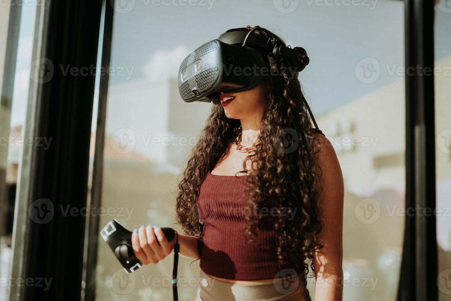 mujer latina con gafas de realidad virtual. concepto de tecnología futura. foto