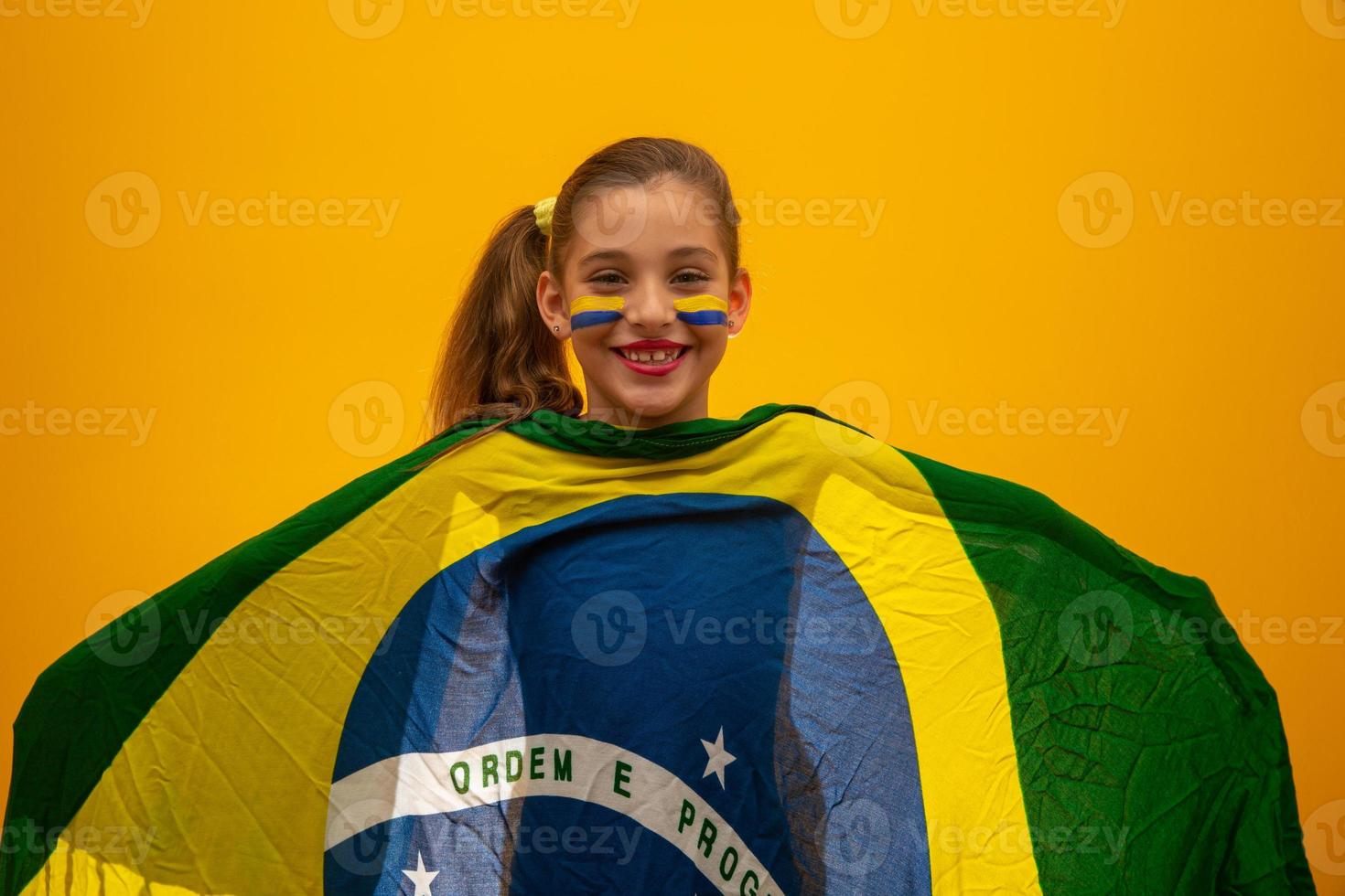 hincha de fútbol, equipo de brasil. Copa Mundial. hermosa niña animando a su equipo con fondo amarillo foto