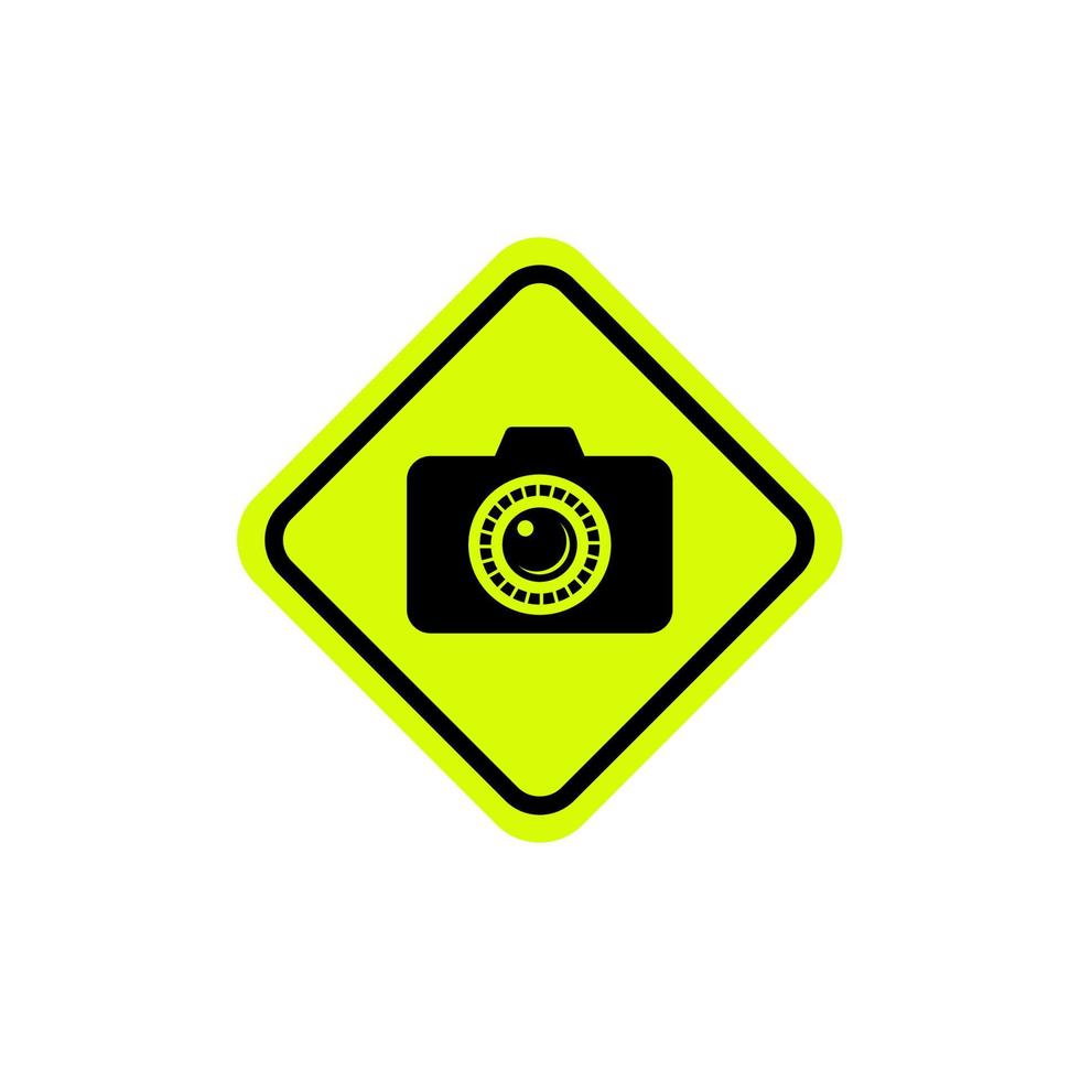 cámara o foto permitida con signo cuadrado amarillo.bueno para mensaje de etiqueta de icono. diseño plano con color amarillo y negro vector