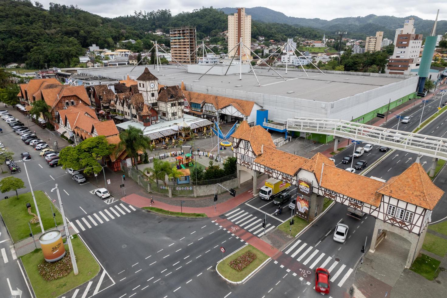 brasil, marzo de 2022 - vista aérea de drones de la ciudad de blumenau foto