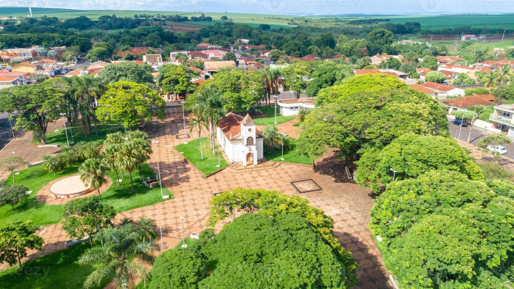 imagen aérea del centro de la ciudad de pradopolis, sao paulo, brasil. se puede ver la iglesia madre en el centro de la ciudad. foto