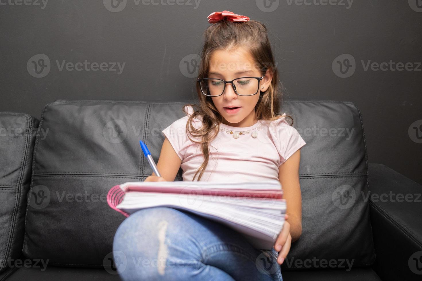 chica haciendo la tarea foto