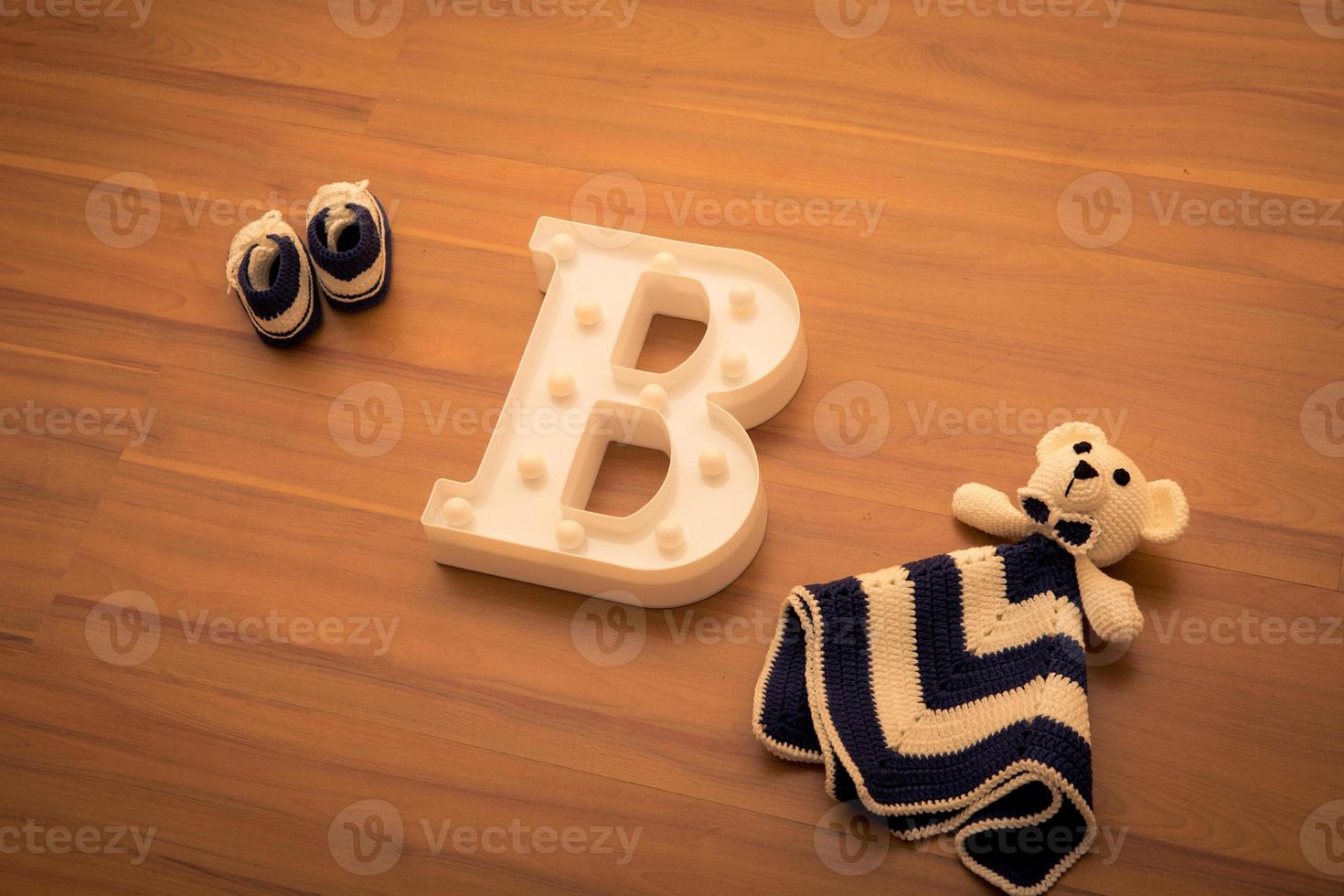 letra b con juguetes y zapatos para bebés foto