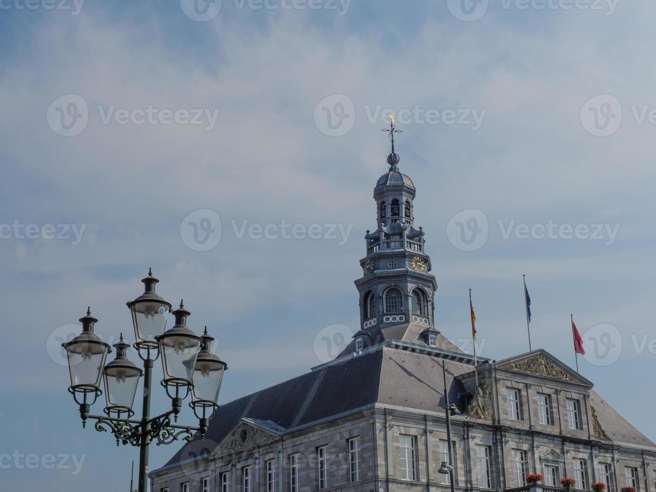 la ciudad de maastricht en el río maas en los países bajos foto