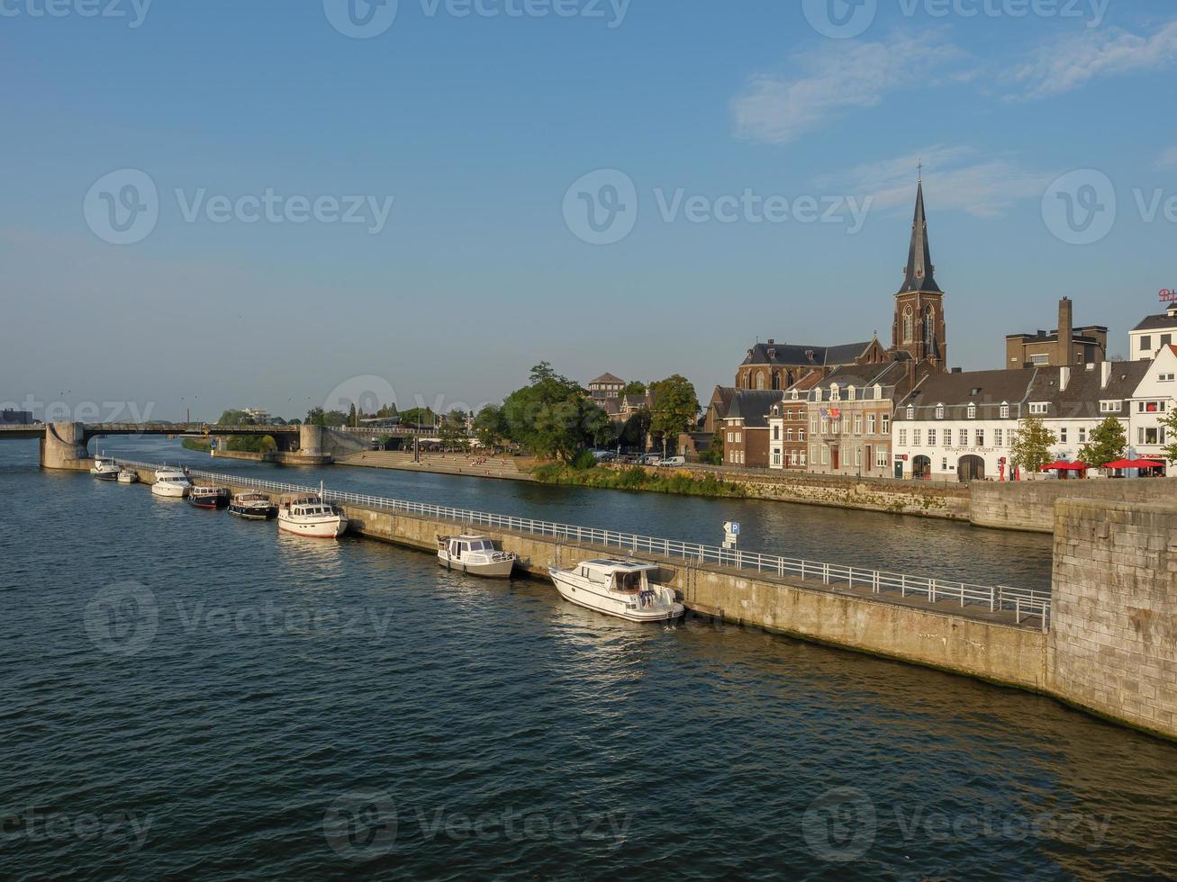 la ciudad de maastricht en el río maas en los países bajos foto
