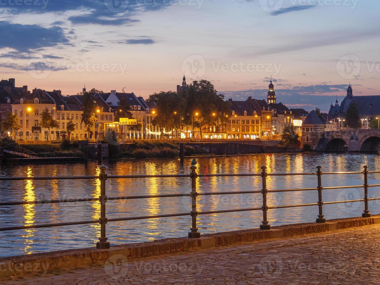 la ciudad de maastricht en el río maas foto