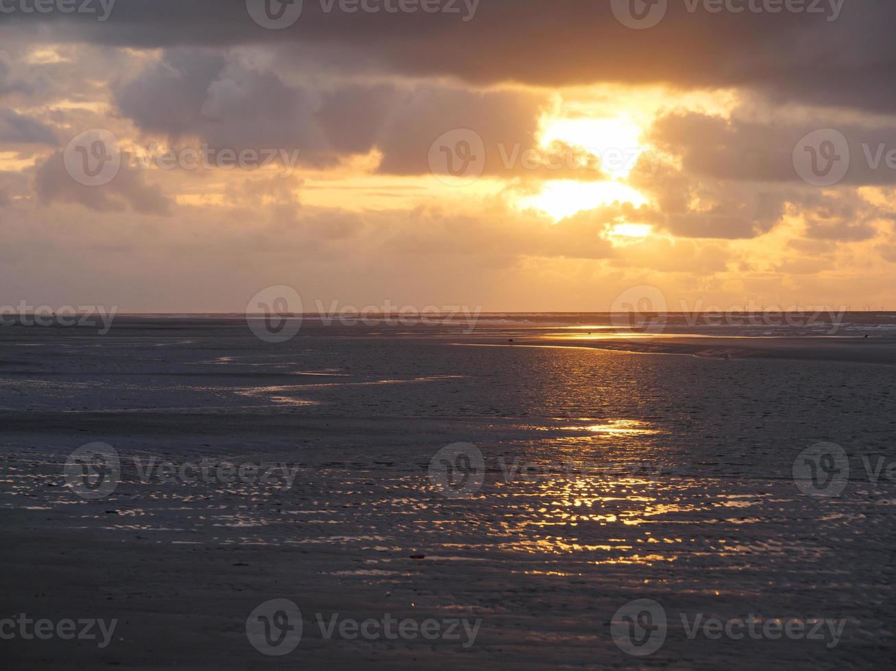 puesta de sol en la playa de juist foto