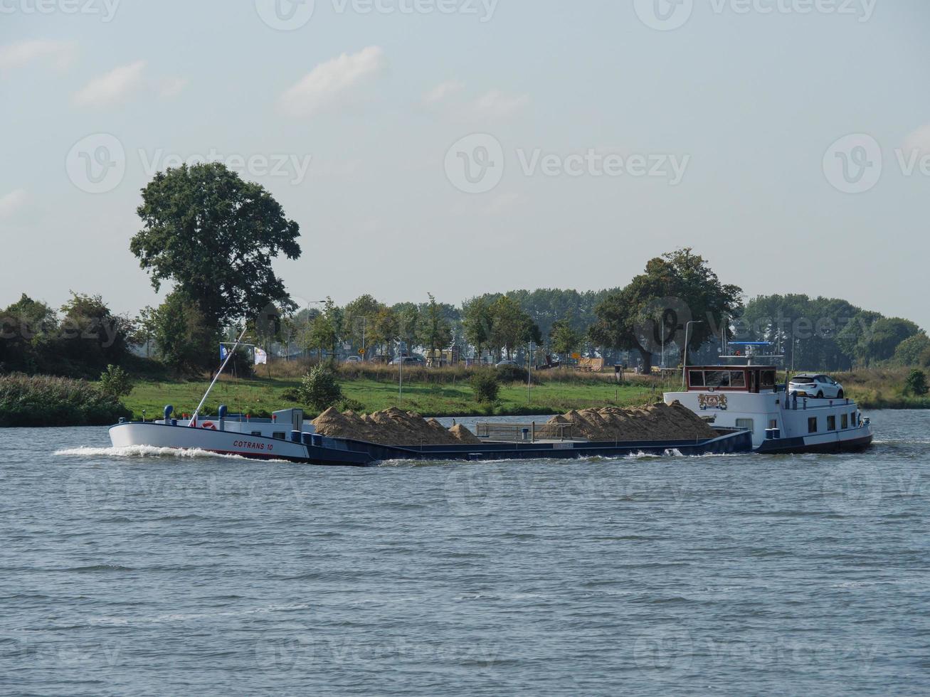 maastricht y kessel en el río maas foto