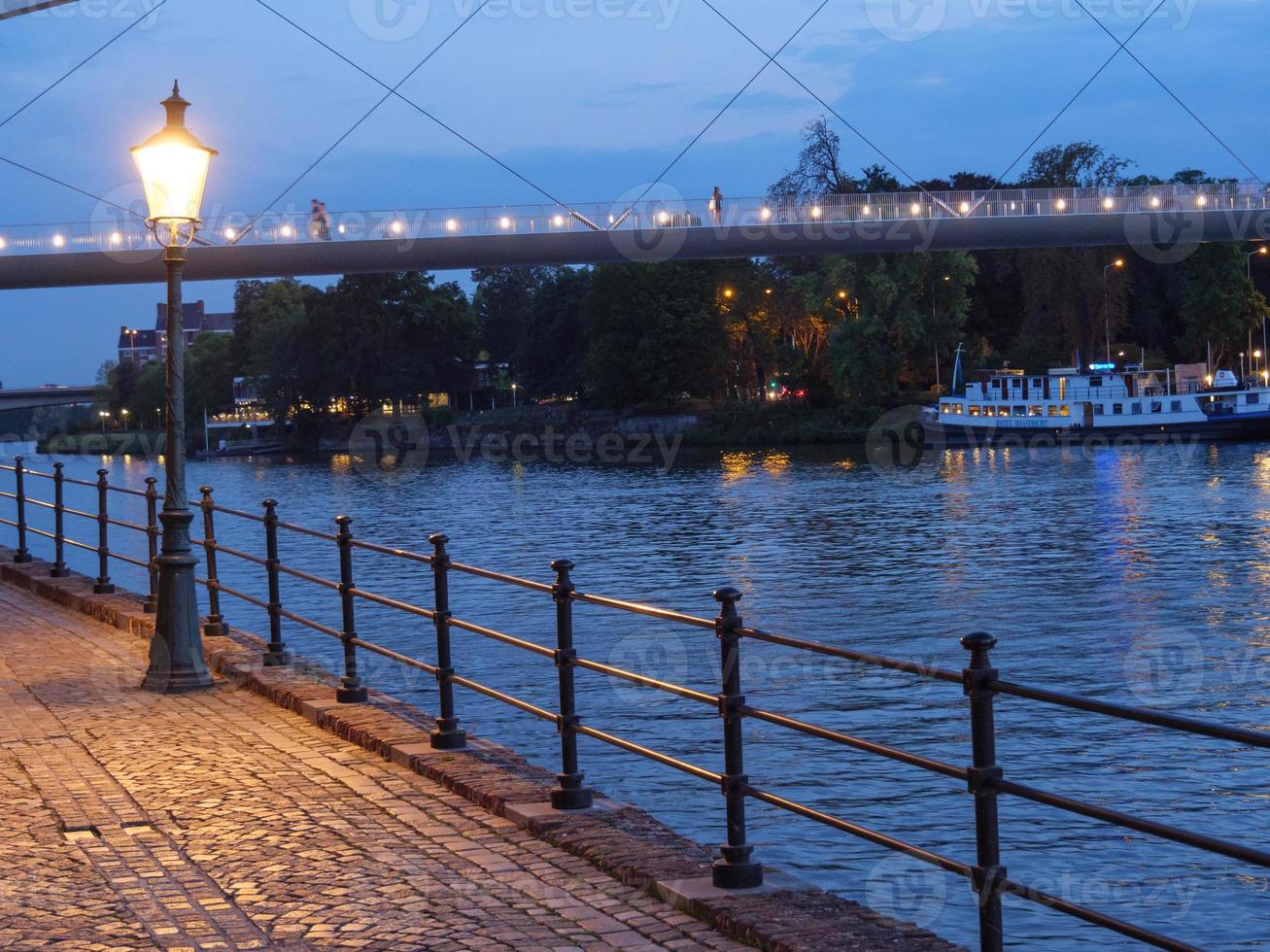 la ciudad de maastricht en el río maas foto