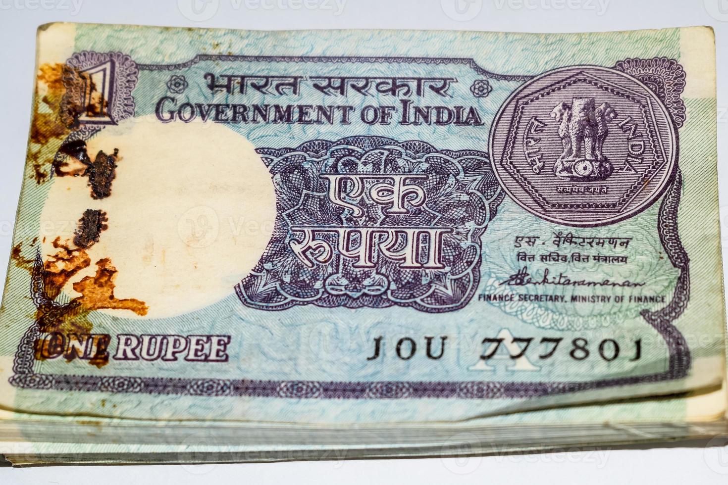 notas antiguas de una rupia combinadas en la mesa, dinero de india en la mesa giratoria. viejos billetes de moneda india en una mesa giratoria, moneda india en la mesa foto