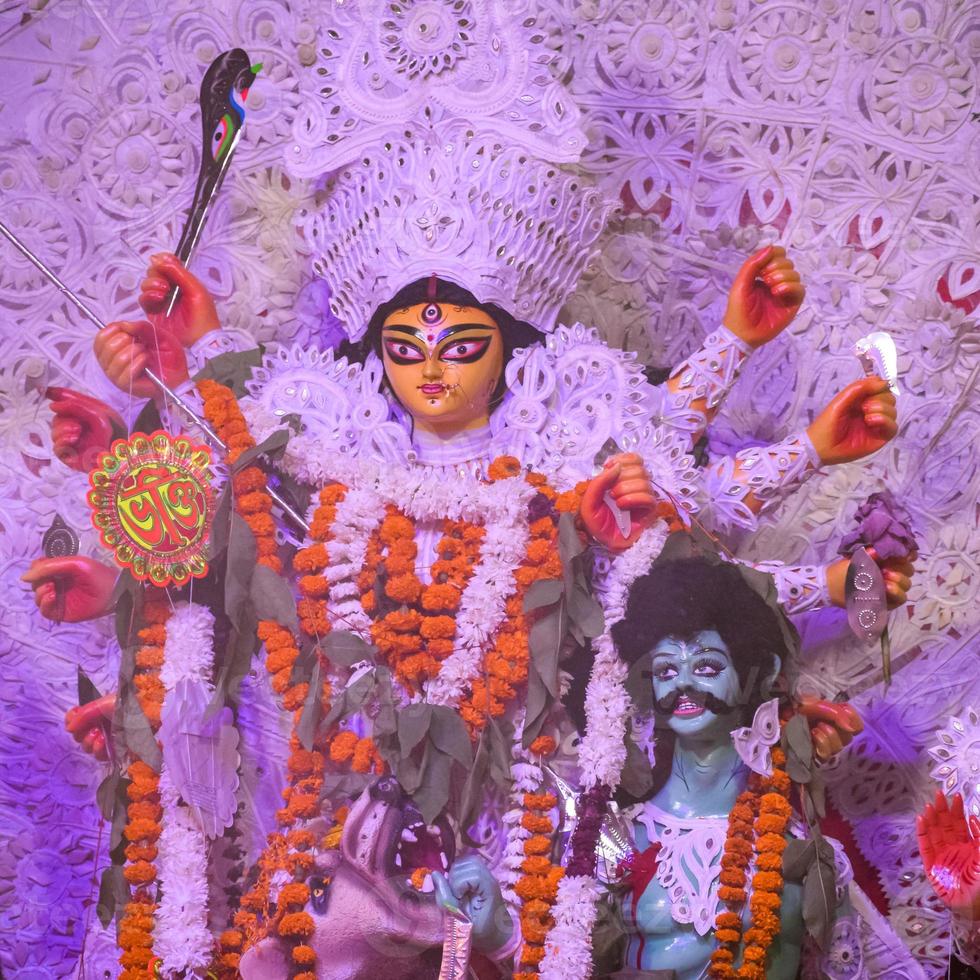 diosa durga con aspecto tradicional en una vista de cerca en un sur de kolkata durga puja, ídolo de durga puja, el festival hindú navratri más grande de la india foto