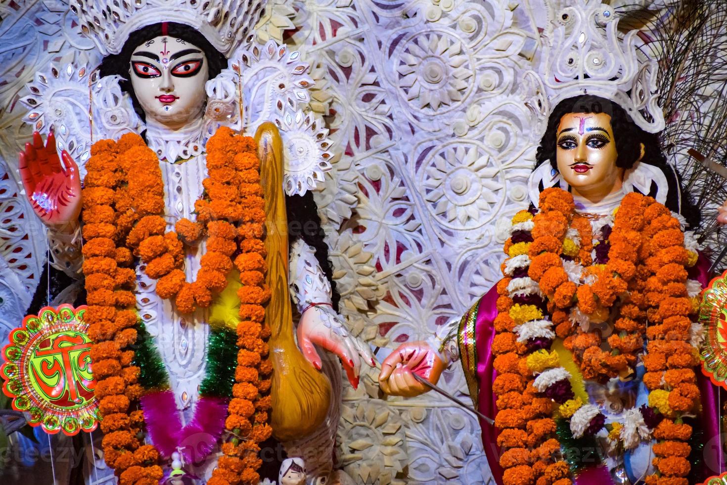 diosa durga con aspecto tradicional en una vista de cerca en un sur de kolkata durga puja, ídolo de durga puja, el festival hindú navratri más grande de la india foto