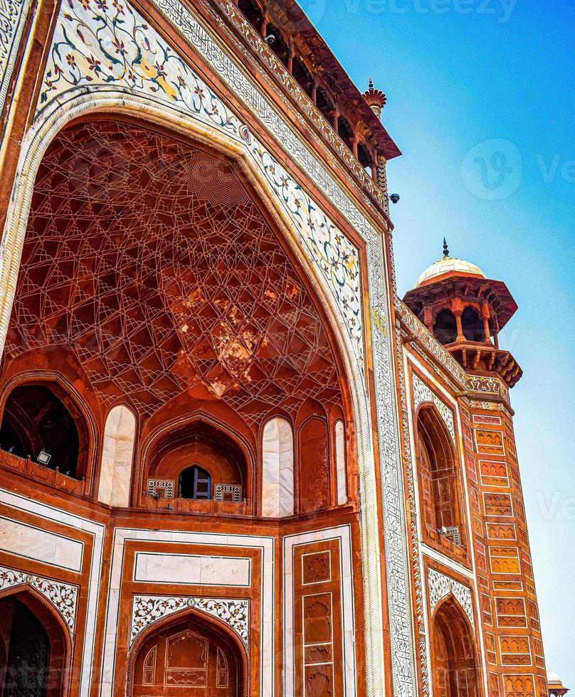 la arquitectura en el taj mahal es un mausoleo de mármol blanco marfil en la orilla sur del río yamuna en la ciudad india de agra, uttar pradesh, taj mahal, agra, uttar pradesh, india, vista de día soleado foto