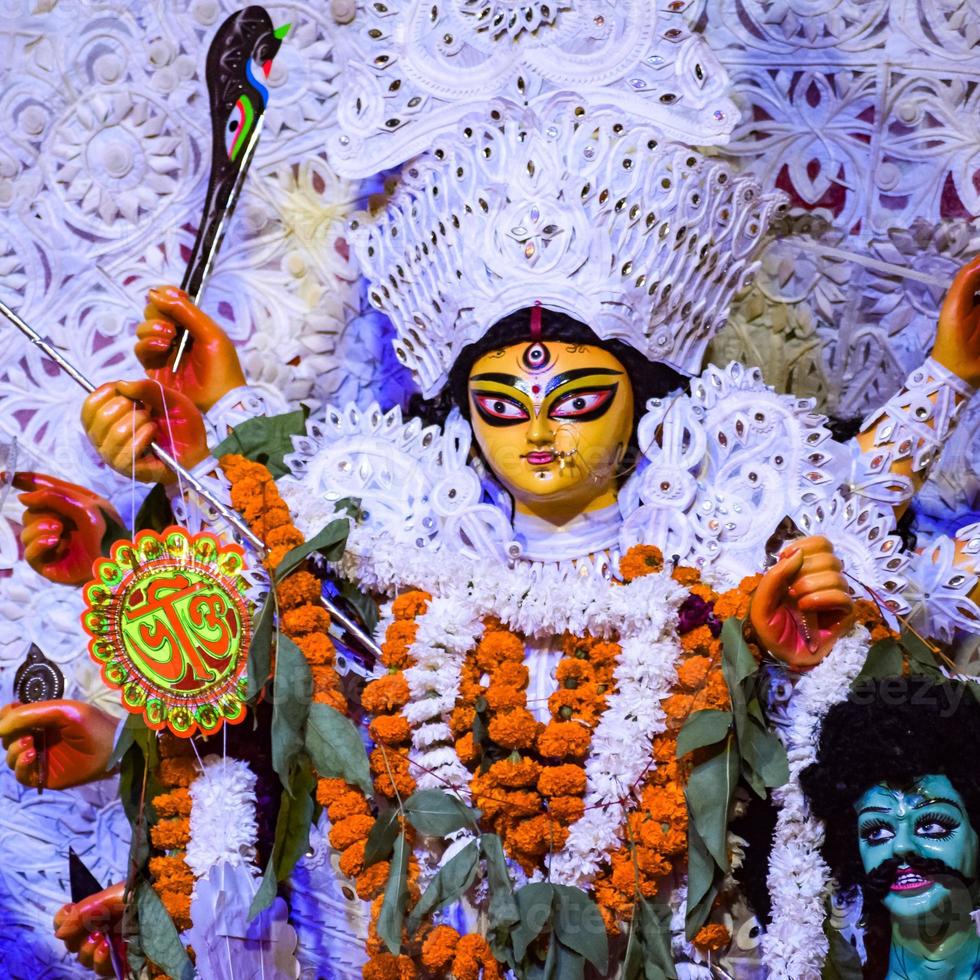 diosa durga con aspecto tradicional en una vista de cerca en un sur de kolkata durga puja, ídolo de durga puja, el festival hindú navratri más grande de la india foto