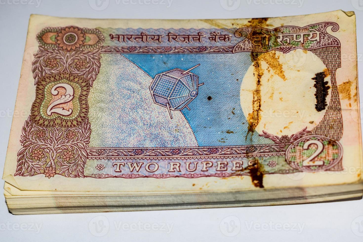 viejos billetes de dos rupias combinados en la mesa, dinero de india en la mesa giratoria. viejos billetes de moneda india en una mesa giratoria, moneda india en la mesa foto