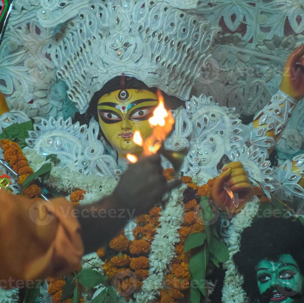 diosa durga con aspecto tradicional en una vista de cerca en un sur de kolkata durga puja, ídolo de durga puja, el festival hindú navratri más grande de la india foto