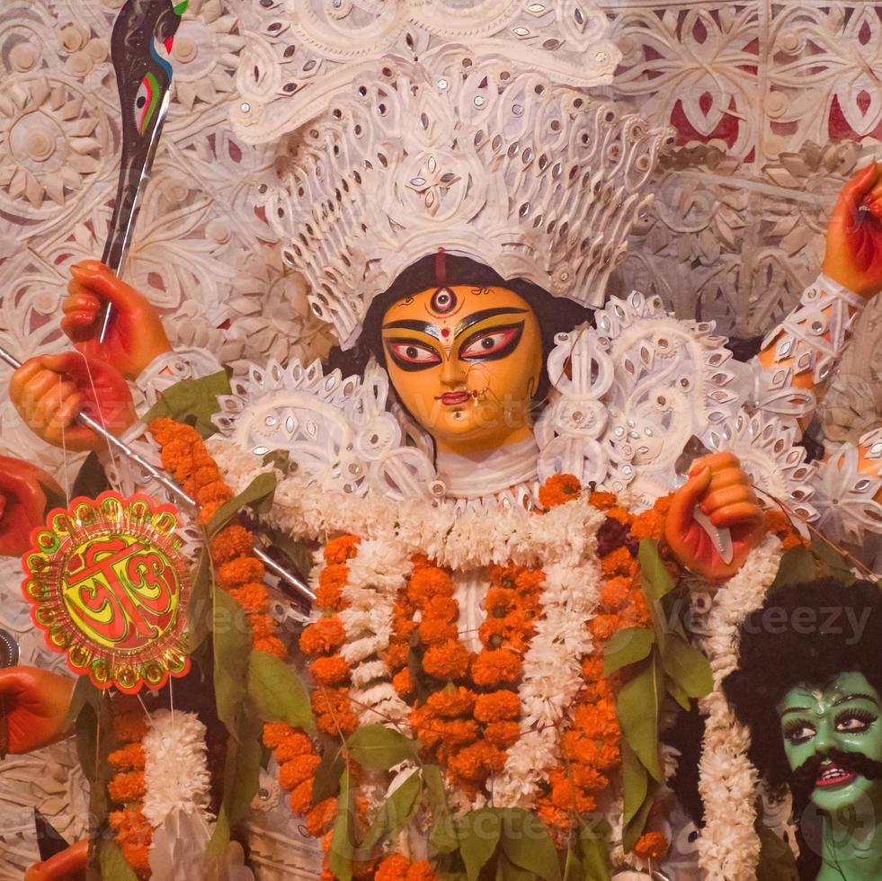 diosa durga con aspecto tradicional en una vista de cerca en un sur de kolkata durga puja, ídolo de durga puja, el festival hindú navratri más grande de la india foto