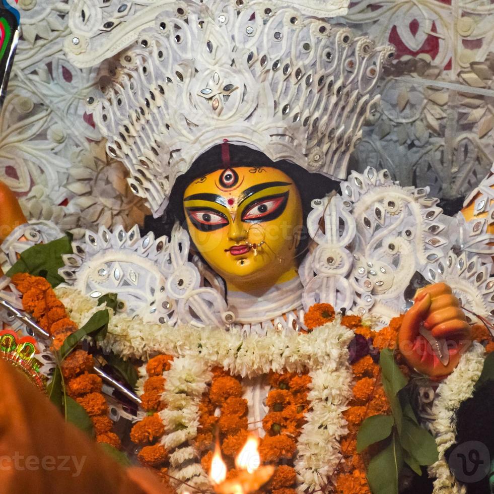 diosa durga con aspecto tradicional en una vista de cerca en un sur de kolkata durga puja, ídolo de durga puja, el festival hindú navratri más grande de la india foto