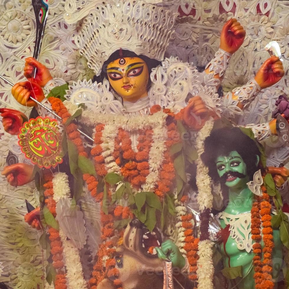 diosa durga con aspecto tradicional en una vista de cerca en un sur de kolkata durga puja, ídolo de durga puja, el festival hindú navratri más grande de la india foto