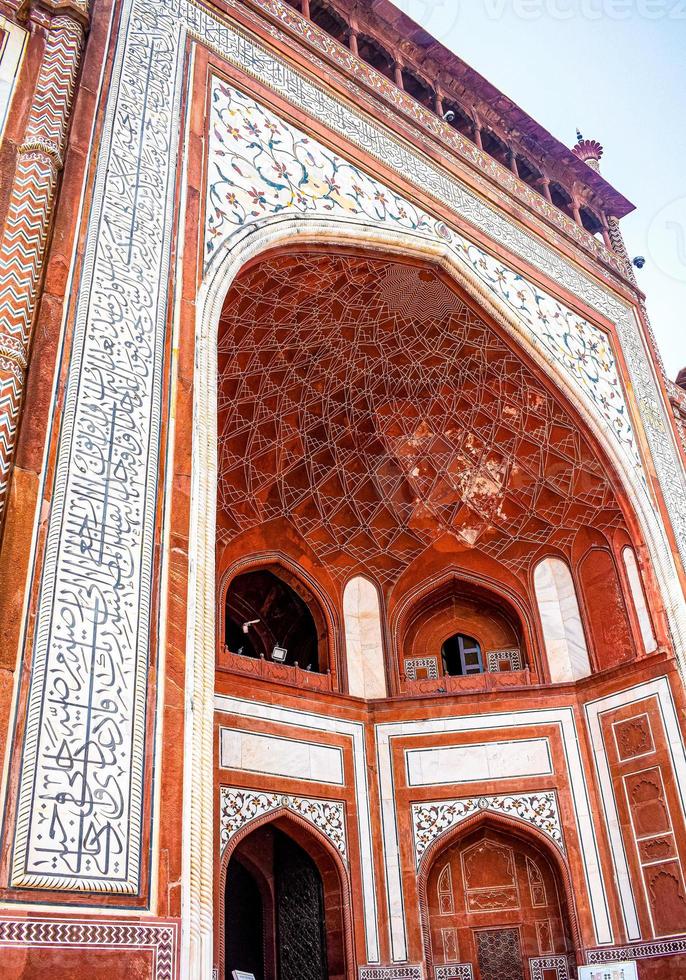 la arquitectura en el taj mahal es un mausoleo de mármol blanco marfil en la orilla sur del río yamuna en la ciudad india de agra, uttar pradesh, taj mahal, agra, uttar pradesh, india, vista de día soleado foto