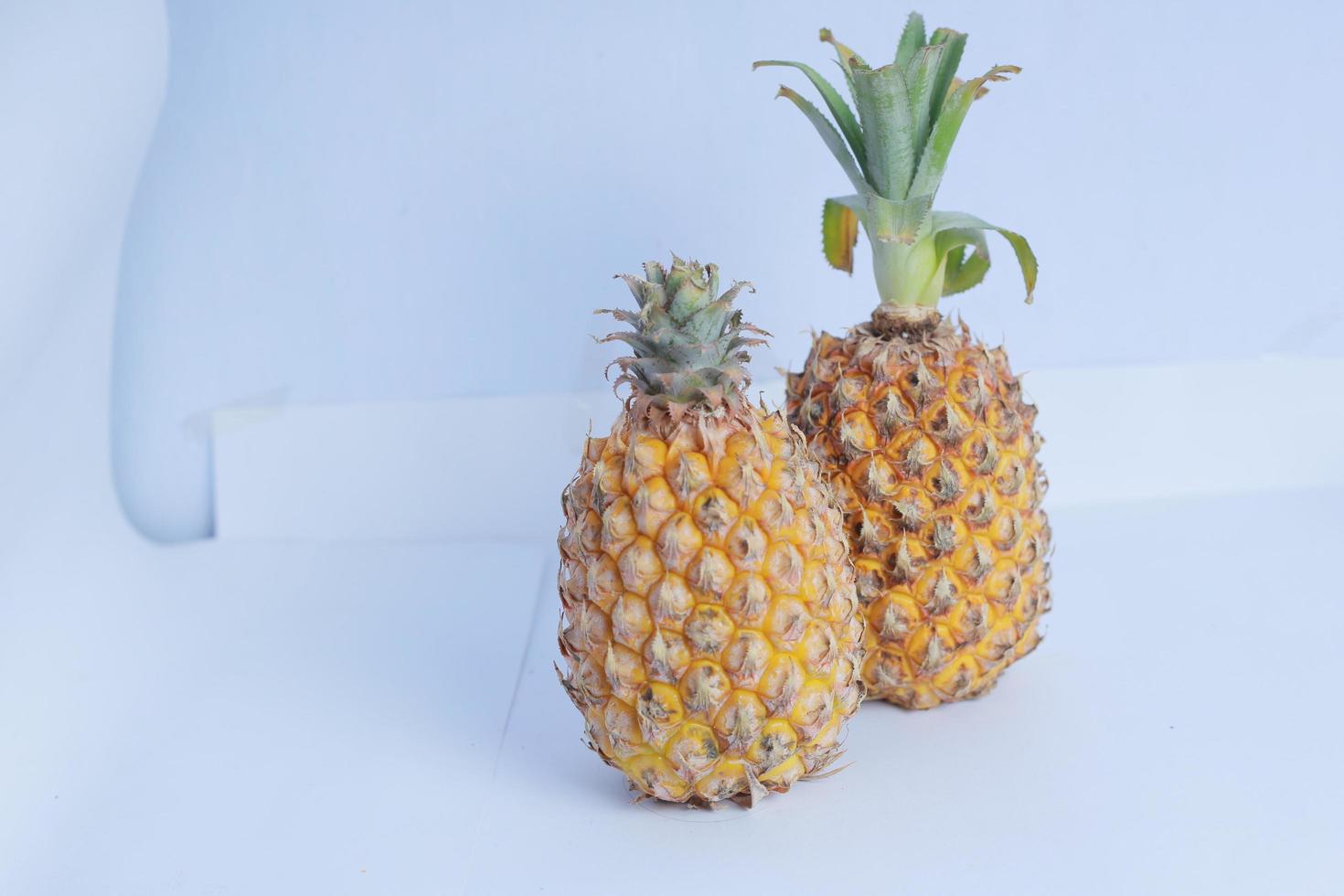 piña entera única aislada en un fondo blanco foto