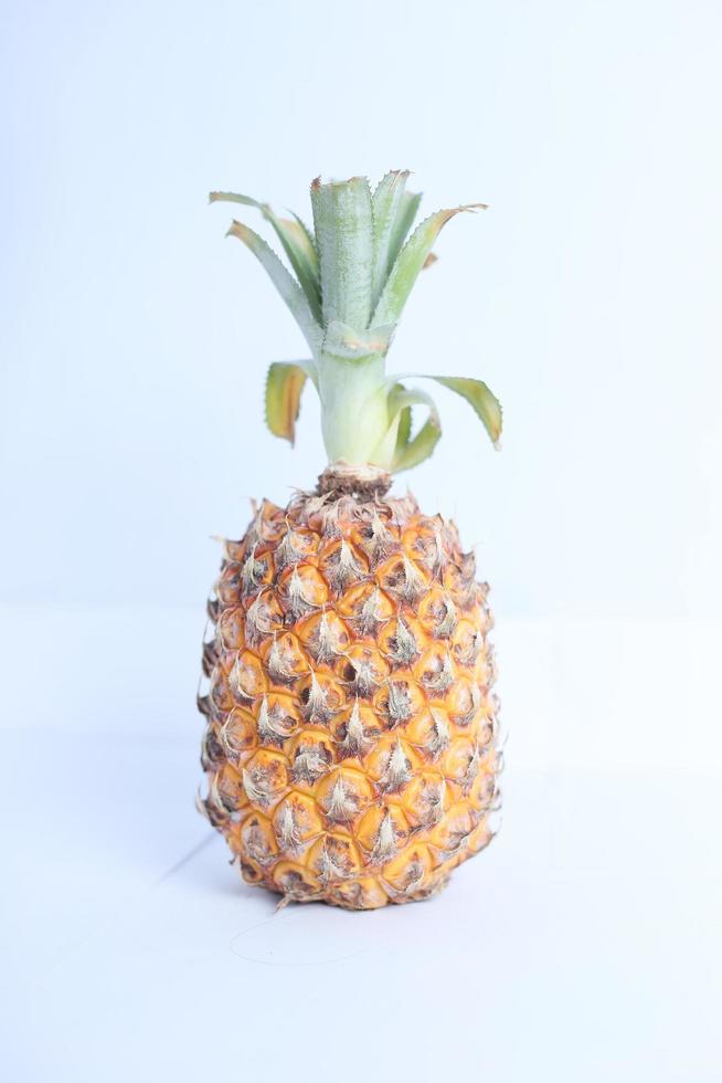 piña entera única aislada en un fondo blanco foto