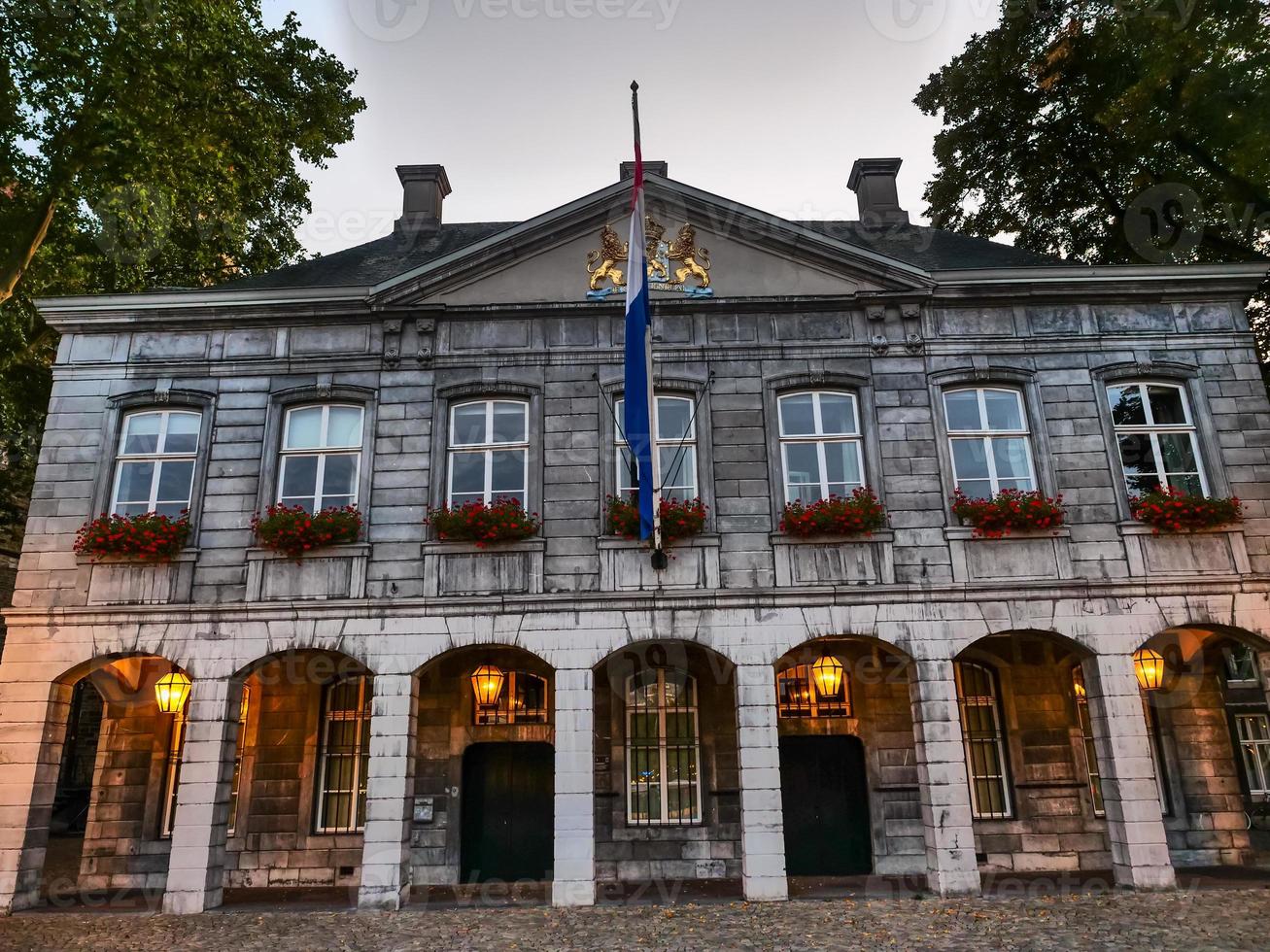 la ciudad de maastricht en el río maas en los países bajos foto