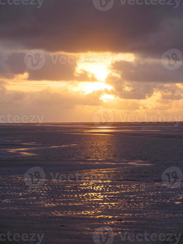 puesta de sol en la playa de juist foto