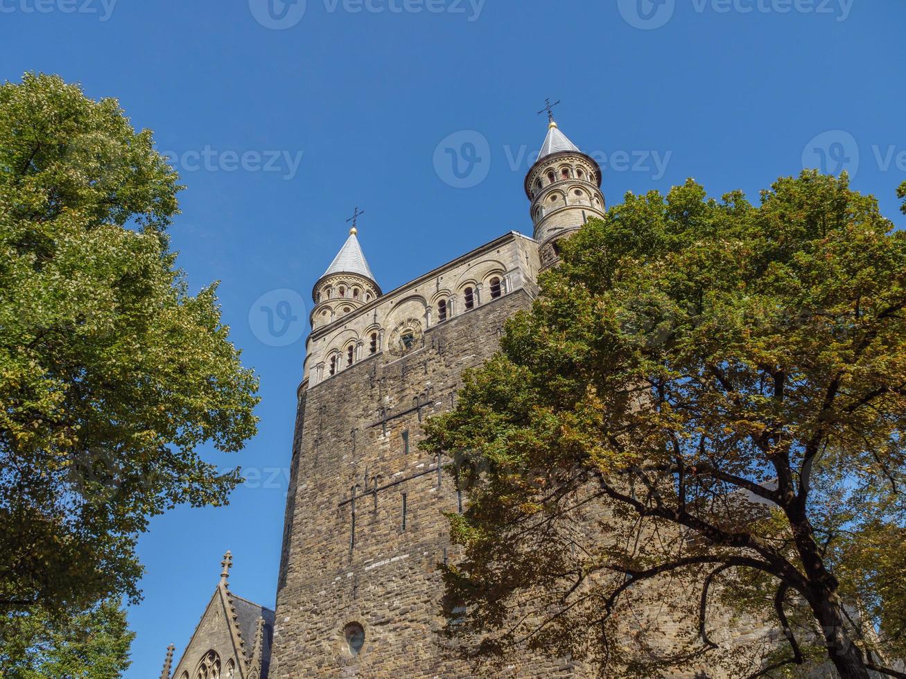 maastricht y kessel en el río maas foto