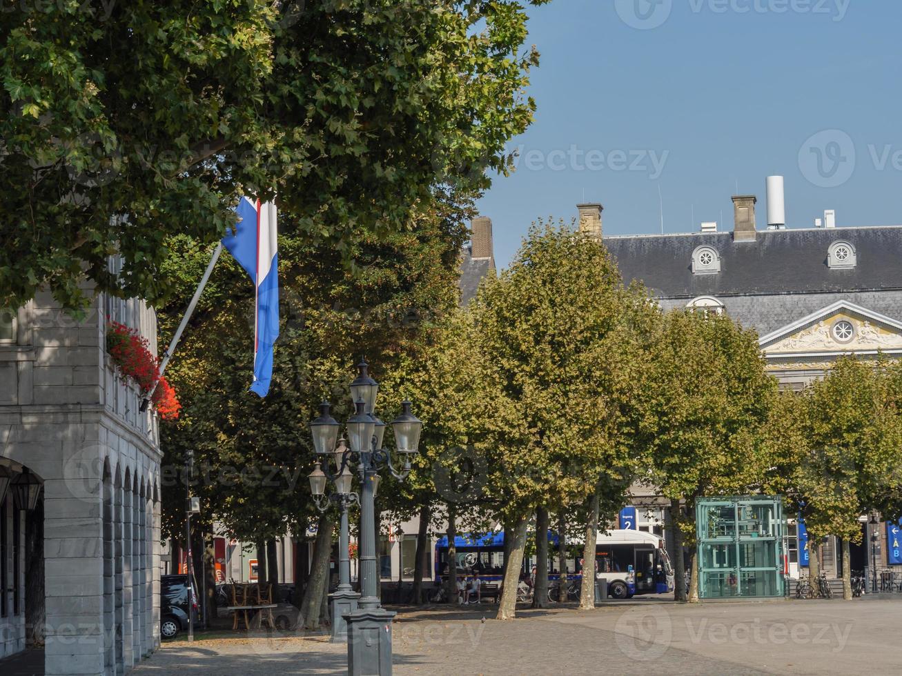 la ciudad de maastricht en el río maas en los países bajos foto