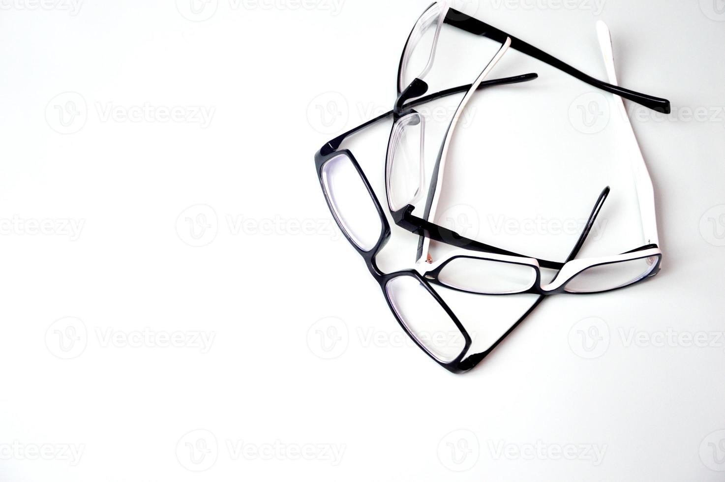 gafas en un marco negro con lentes para la corrección de la visión se encuentran sobre un fondo blanco. óptica, oftalmología, medicina. espacio libre para texto foto