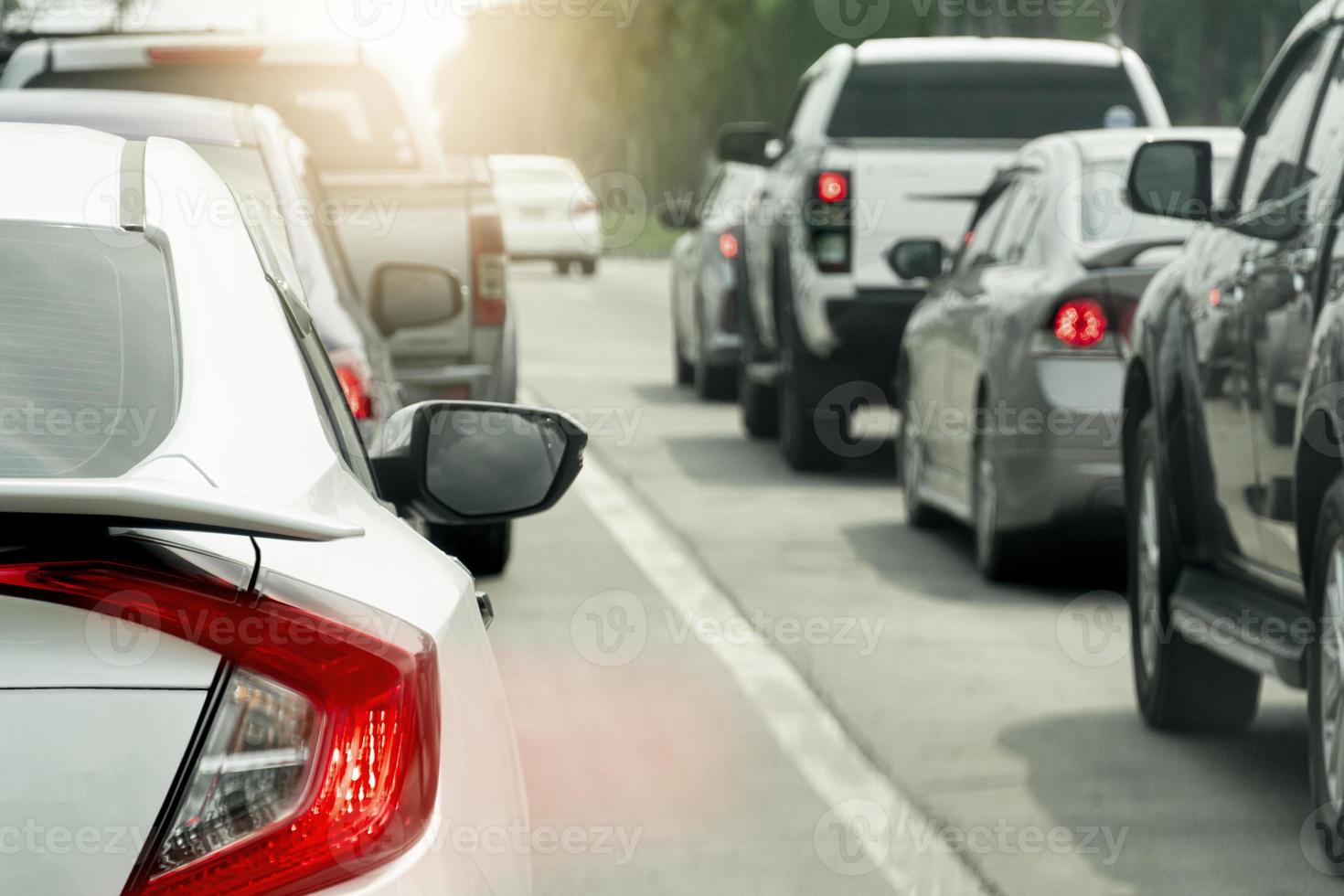 resumen de las luces traseras del coche del freno. coches aparcados uno cerca del otro durante los atascos de tráfico. foto