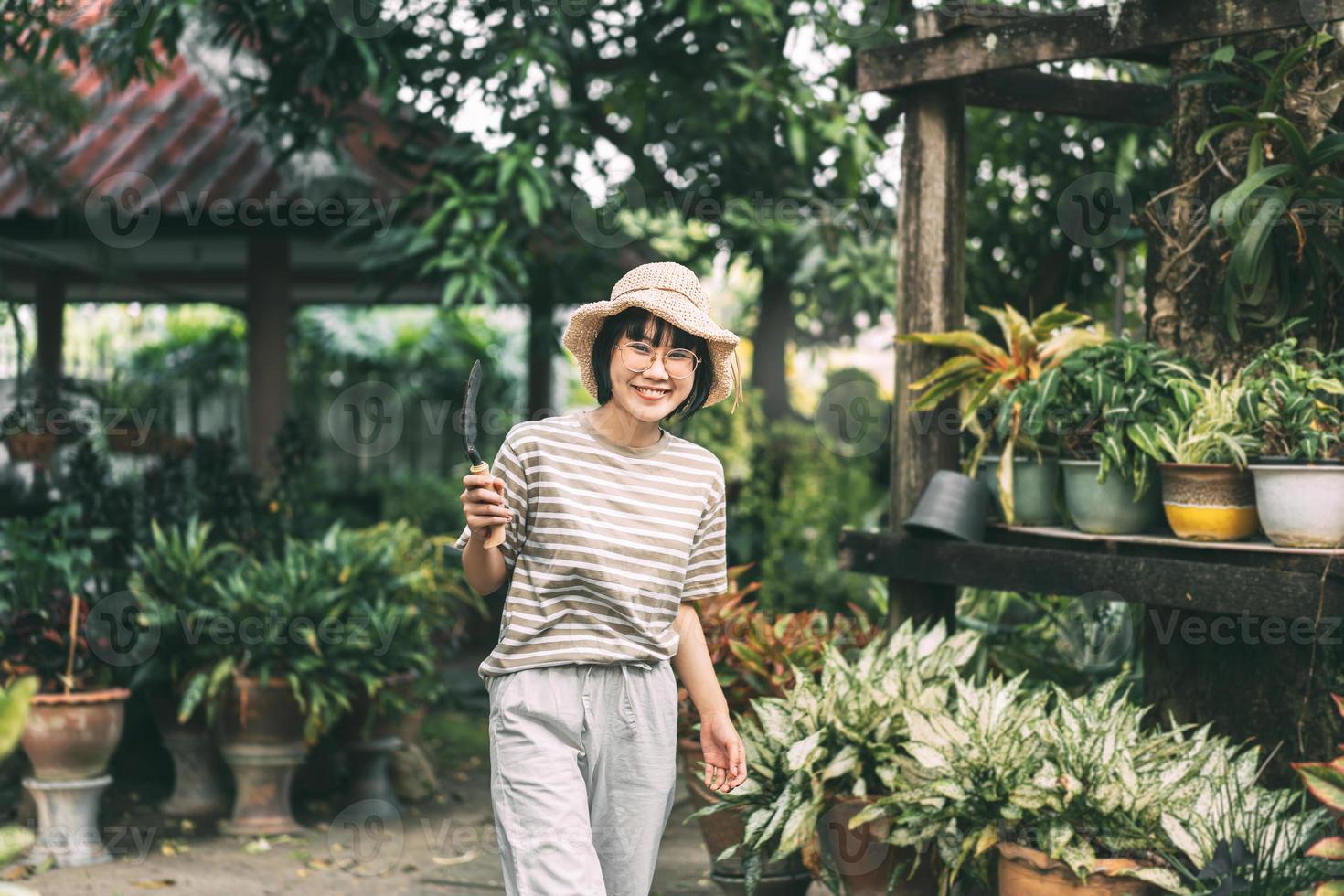 feliz joven mujer asiática adulta en el jardín de su casa el día. foto