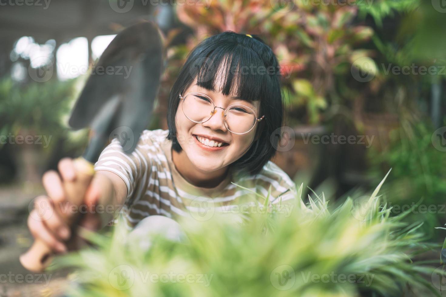 retrato de una mujer asiática adulta joven en el jardín de su casa el día. foto