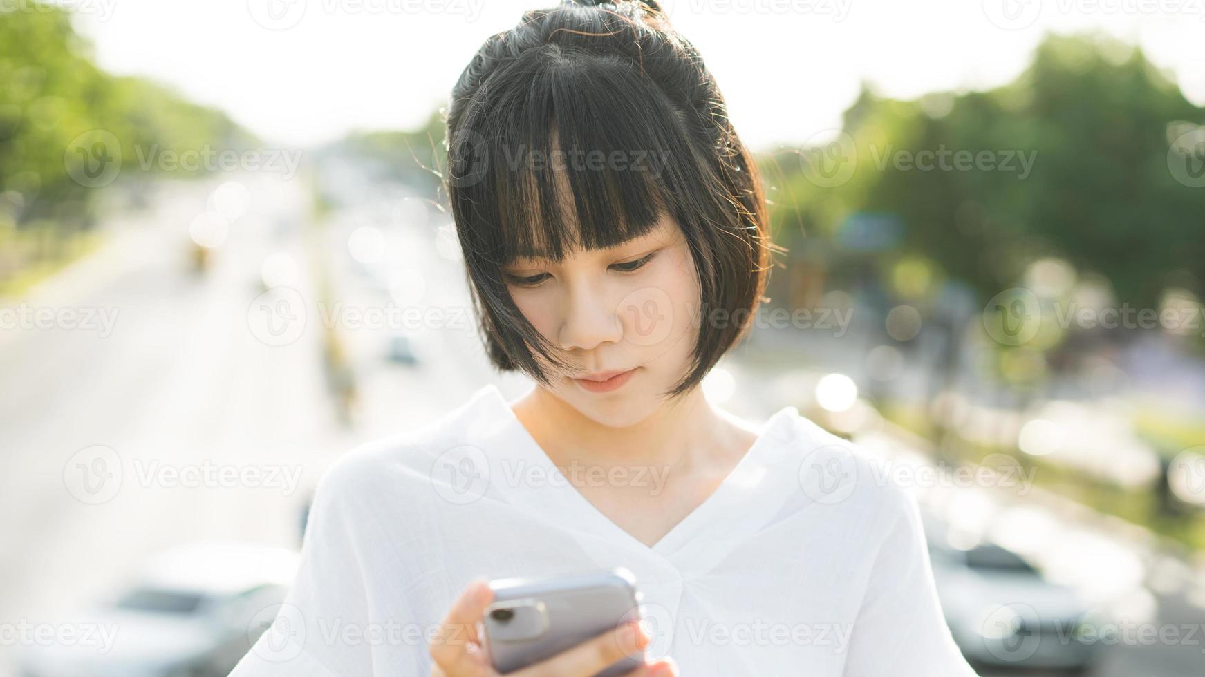 mujer de negocios asiática adulta joven que usa teléfono móvil encuentra una relación de citas a través de la aplicación. foto