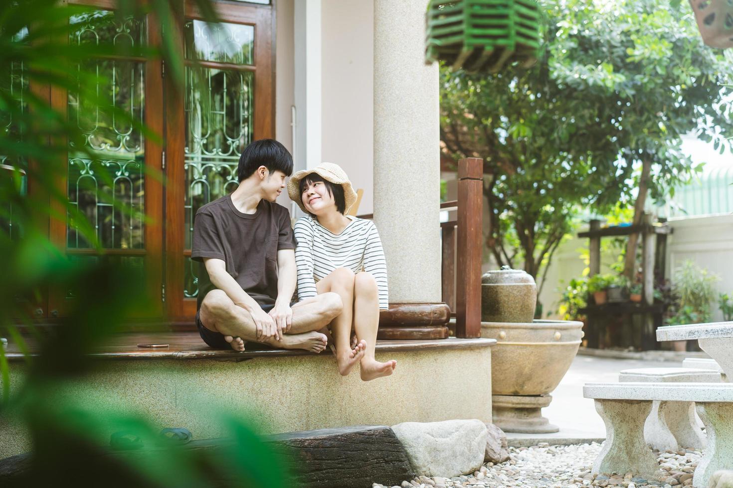 pareja de jóvenes adultos amantes asiáticos viviendo juntos en la terraza del jardín de su casa el día. foto