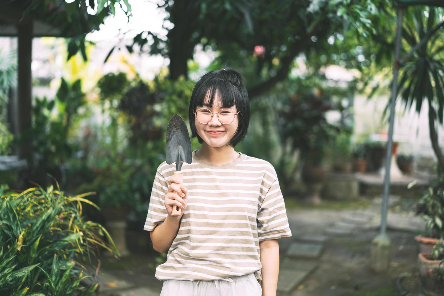 feliz joven mujer asiática adulta en el jardín de su casa el día. foto