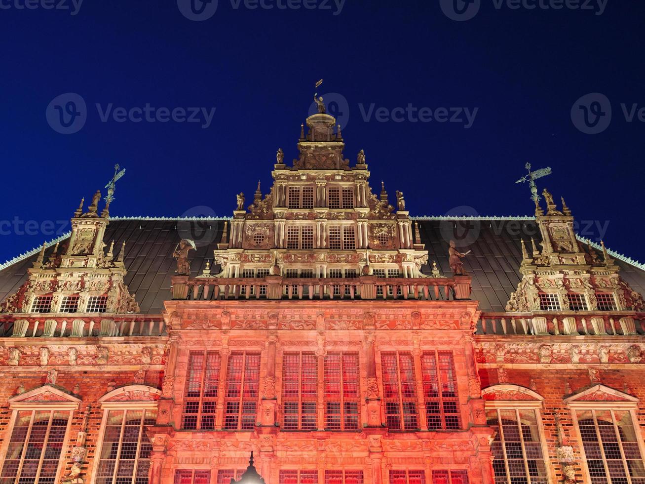 la ciudad de bremen en la noche foto